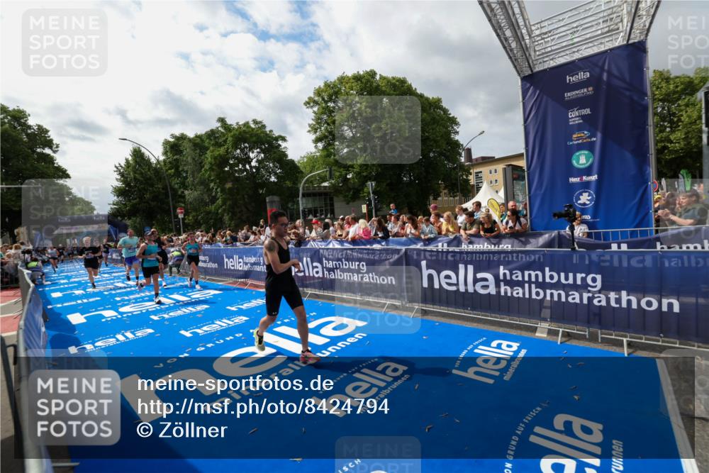 29.06.2025 - hella hamburg halbmarathon Zöllner http://msf.ph/oto/8424794 29.06.2025 10:34:06 Ziel 9345, 9519, 11019, 11202, 11227, 13066, 13493, 13494, 14448, 15268, 16724, 17877 meine-sportfotos.de