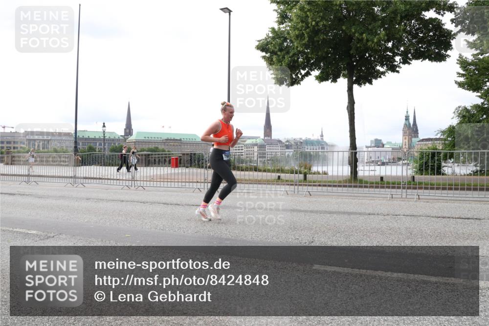 29.06.2025 - hella hamburg halbmarathon Lena Gebhardt http://msf.ph/oto/8424848 29.06.2025 10:28:34 Lombardsbrücke 1518, 1557, 3445, 4700, 4834, 5167, 5249, 5250, 5369, 5604, 5718, 5903, 5939, 6102, 6418, 7667, 7980, 8215, 8327, 8560, 9642, 9653, 9654, 9716, 9855, 10068, 10434, 13045, 13296, 13400, 14017, 14155, 15123, 15256, 16125, 16643, 18256, 18293, 18604, 19180 meine-sportfotos.de
