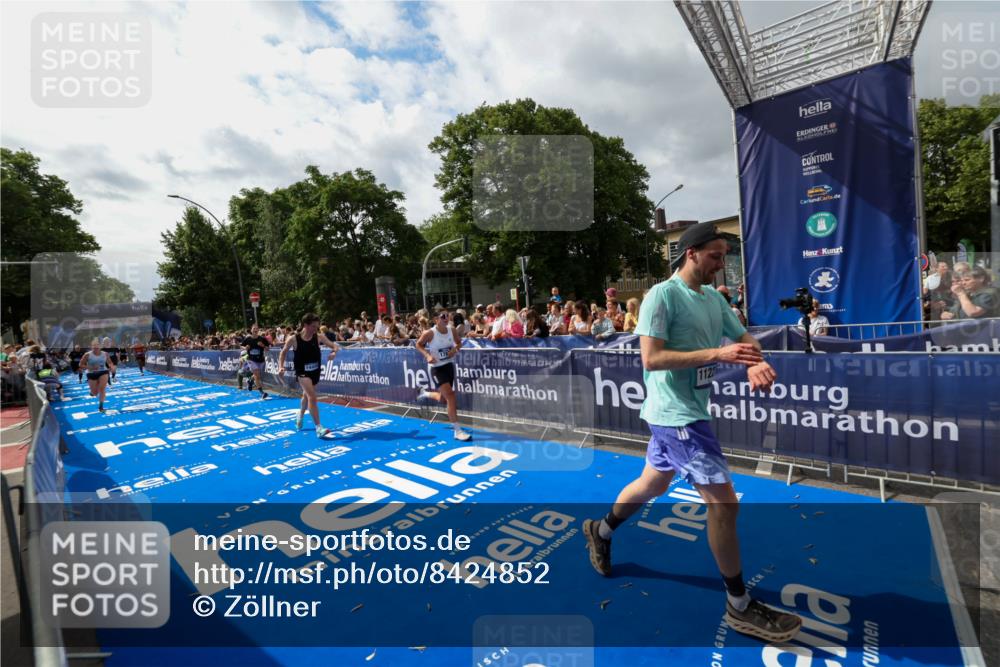 29.06.2025 - hella hamburg halbmarathon Zöllner http://msf.ph/oto/8424852 29.06.2025 10:34:09 Ziel 9345, 9376, 11019, 11202, 11227, 13066, 13494, 14448, 16724, 17751, 17877 meine-sportfotos.de