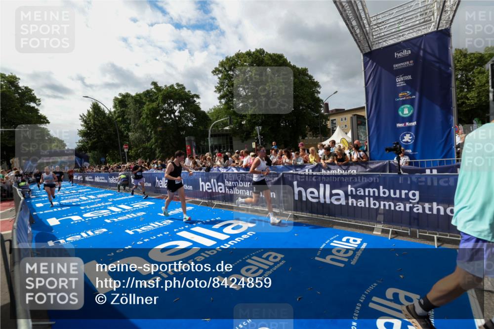 29.06.2025 - hella hamburg halbmarathon Zöllner http://msf.ph/oto/8424859 29.06.2025 10:34:09 Ziel 9345, 9376, 11019, 11202, 11227, 13066, 13494, 14448, 16724, 17751, 17877 meine-sportfotos.de