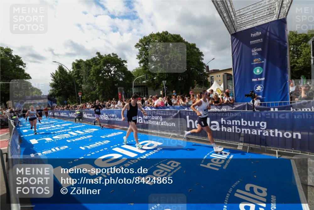 29.06.2025 - hella hamburg halbmarathon Zöllner http://msf.ph/oto/8424865 29.06.2025 10:34:10 Ziel 7884, 9376, 11019, 11202, 13066, 14448, 16724, 17751, 17877 meine-sportfotos.de