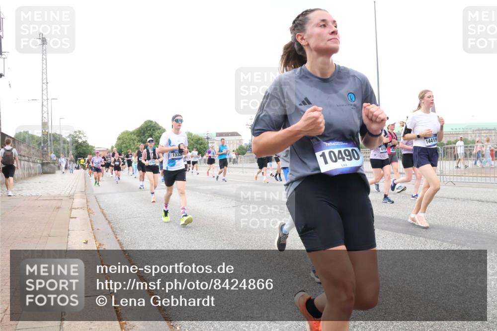 29.06.2025 - hella hamburg halbmarathon Lena Gebhardt http://msf.ph/oto/8424866 29.06.2025 10:53:27 Lombardsbrücke 13326, 10490, 419, 14419, 1340, 1709, 1900, 1906, 1984, 2065, 2291, 2409, 2429, 3226, 4195, 4595, 4626, 5428, 5562, 5815, 5856, 5857, 6041, 6044, 6135, 6306, 6521, 6913, 6996, 7039, 7068, 7483, 7537, 7611, 7681, 7876, 7890, 8189, 8212, 8414, 8515, 8906, 9077, 9456, 9531, 9685, 9764, 9771, 9785, 10043, 10175, 10490, 10661, 11520, 11524, 12193, 12219, 12700, 13489, 13916, 13917, 14038, 14977, 14979, 16137 meine-sportfotos.de
