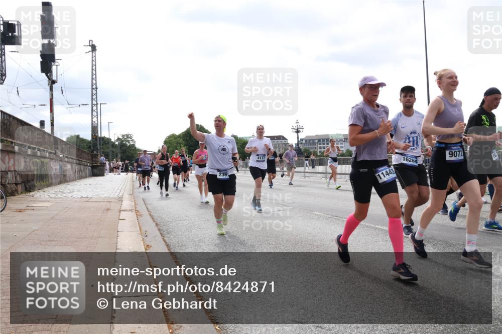 29.06.2025 - hella hamburg halbmarathon Lena Gebhardt http://msf.ph/oto/8424871 29.06.2025 10:43:18 Lombardsbrücke 4177, 236, 11443, 16264, 9072, 1149, 1155, 1467, 1788, 1816, 1878, 2103, 2158, 2267, 2361, 2450, 2509, 2971, 3074, 3238, 3329, 3378, 3390, 3518, 3638, 3764, 4056, 4105, 4177, 4302, 4367, 4385, 4680, 5067, 5268, 5370, 5610, 5720, 5755, 5967, 6012, 6096, 6226, 6440, 6931, 7043, 7197, 7461, 7872, 7926, 8135, 8184, 8233, 8408, 8435, 8795, 8991, 9072, 9304, 9378, 9639, 9641, 9644, 9831, 9976, 10008, 10083, 10180, 10200, 10202, 11710, 13049 meine-sportfotos.de