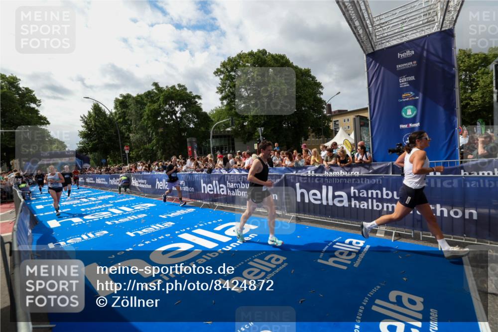 29.06.2025 - hella hamburg halbmarathon Zöllner http://msf.ph/oto/8424872 29.06.2025 10:34:10 Ziel 7884, 9376, 11019, 11202, 13066, 14448, 16724, 17751, 17877 meine-sportfotos.de