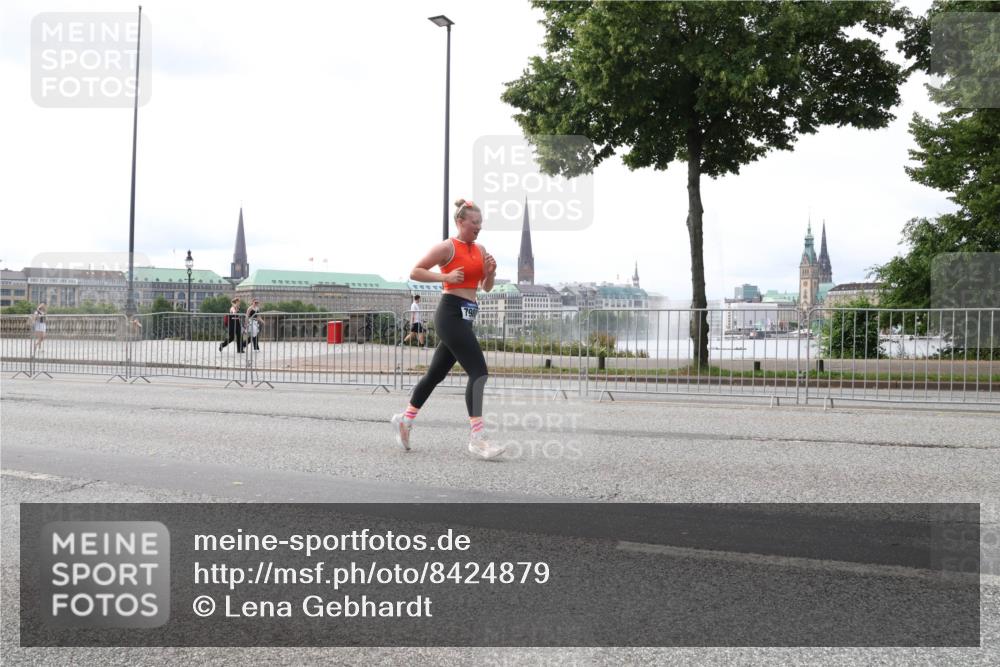 29.06.2025 - hella hamburg halbmarathon Lena Gebhardt http://msf.ph/oto/8424879 29.06.2025 10:28:34 Lombardsbrücke 61, 1518, 1557, 3445, 4700, 4834, 5167, 5249, 5250, 5369, 5604, 5718, 5903, 5939, 6102, 6418, 7667, 7980, 8215, 8327, 8560, 9642, 9653, 9654, 9716, 9855, 10068, 10434, 13045, 13296, 13400, 14017, 14155, 15123, 15256, 16125, 16643, 18256, 18293, 18604, 19180 meine-sportfotos.de
