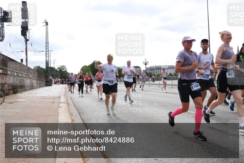 29.06.2025 - hella hamburg halbmarathon Lena Gebhardt http://msf.ph/oto/8424886 29.06.2025 10:43:18 Lombardsbrücke 2361, 4177, 11443, 16264, 907, 1149, 1155, 1467, 1788, 1816, 1878, 2103, 2158, 2267, 2361, 2450, 2509, 2971, 3074, 3238, 3329, 3378, 3390, 3518, 3638, 3764, 4056, 4105, 4177, 4302, 4367, 4385, 4680, 5067, 5268, 5370, 5610, 5720, 5755, 5967, 6012, 6096, 6226, 6440, 6931, 7043, 7197, 7461, 7872, 7926, 8135, 8184, 8233, 8408, 8435, 8795, 8991, 9072, 9304, 9378, 9639, 9641, 9644, 9831, 9976, 10008, 10083, 10180, 10200, 10202, 11710, 13049 meine-sportfotos.de