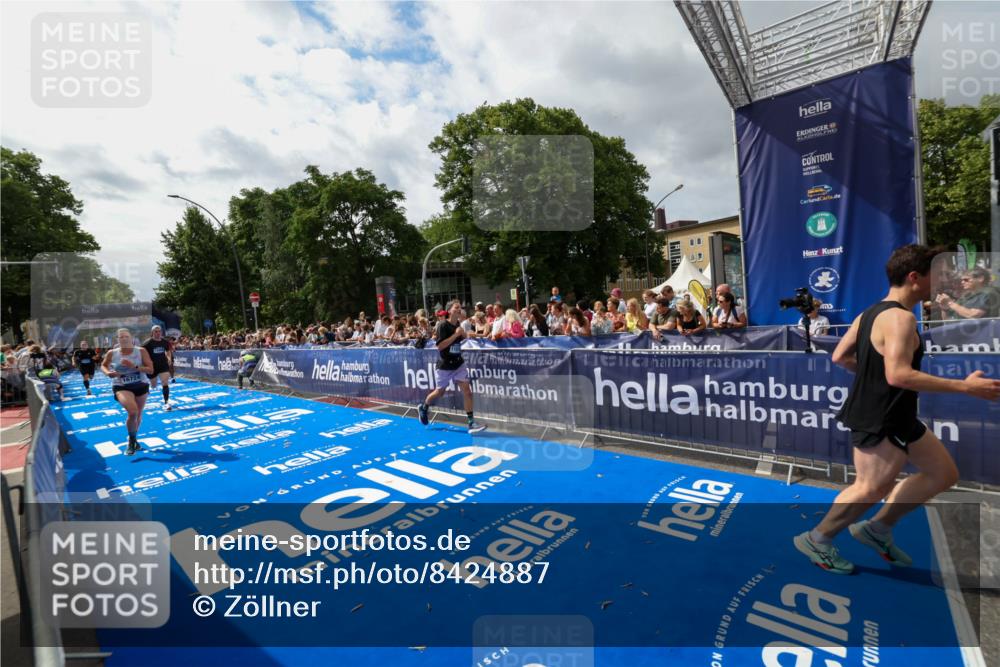 29.06.2025 - hella hamburg halbmarathon Zöllner http://msf.ph/oto/8424887 29.06.2025 10:34:11 Ziel 7884, 9376, 11019, 11202, 13066, 14448, 16724, 17751 meine-sportfotos.de