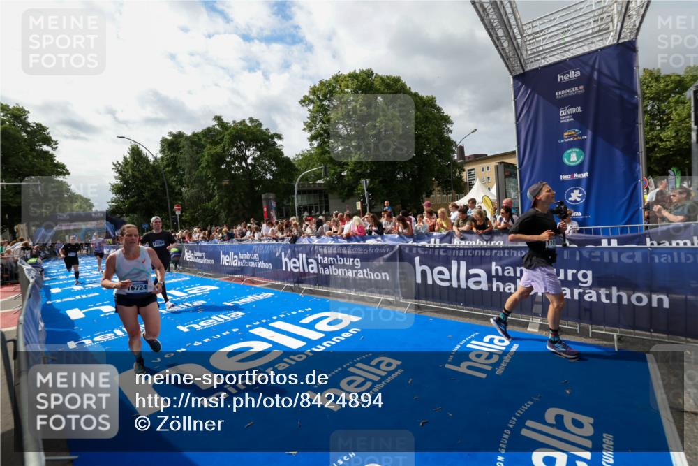 29.06.2025 - hella hamburg halbmarathon Zöllner http://msf.ph/oto/8424894 29.06.2025 10:34:12 Ziel 7884, 7901, 9376, 11019, 11202, 13066, 16724, 17751, 18906 meine-sportfotos.de