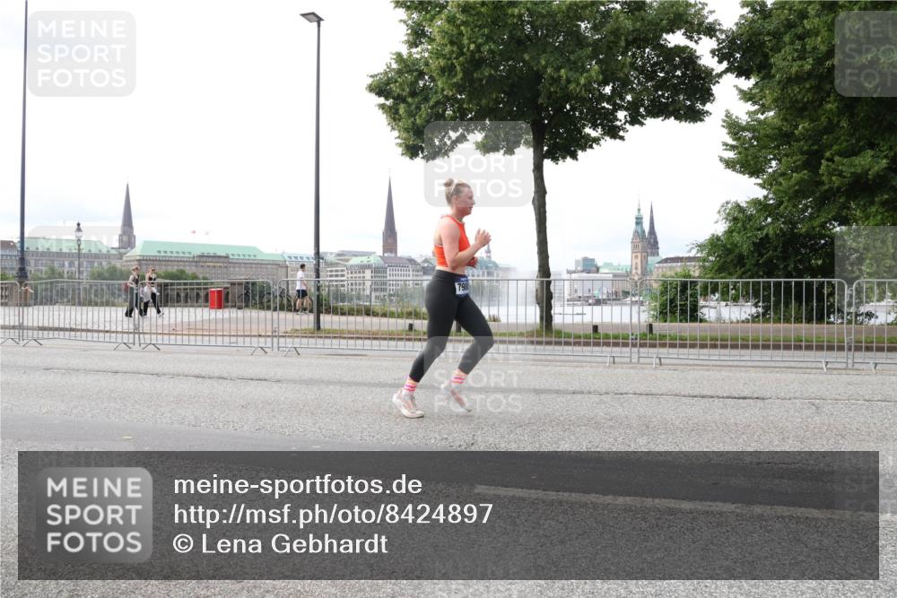 29.06.2025 - hella hamburg halbmarathon Lena Gebhardt http://msf.ph/oto/8424897 29.06.2025 10:28:34 Lombardsbrücke 1518, 1557, 3445, 4700, 4834, 5167, 5249, 5250, 5369, 5604, 5718, 5903, 5939, 6102, 6418, 7667, 7980, 8215, 8327, 8560, 9642, 9653, 9654, 9716, 9855, 10068, 10434, 13045, 13296, 13400, 14017, 14155, 15123, 15256, 16125, 16643, 18256, 18293, 18604, 19180 meine-sportfotos.de