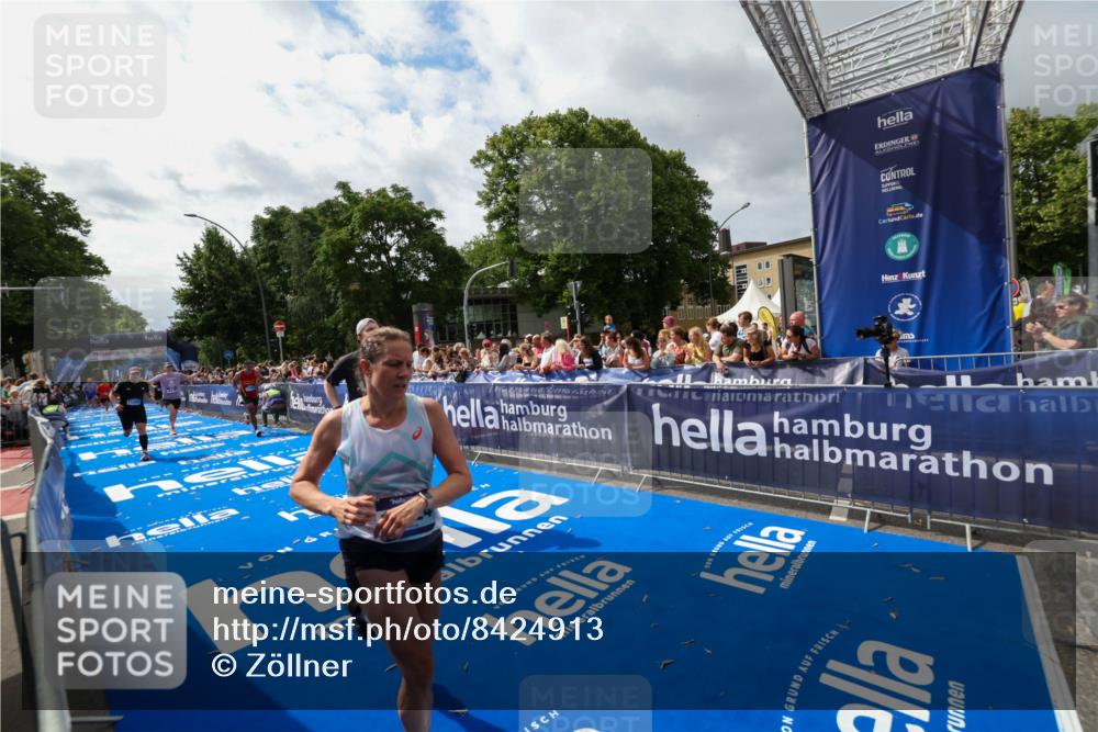 29.06.2025 - hella hamburg halbmarathon Zöllner http://msf.ph/oto/8424913 29.06.2025 10:34:12 Ziel 7884, 7901, 9376, 11019, 11202, 13066, 16724, 17751, 18906 meine-sportfotos.de