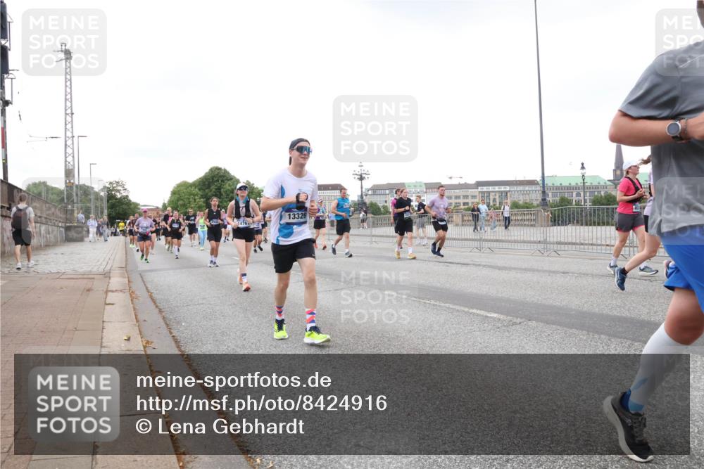 29.06.2025 - hella hamburg halbmarathon Lena Gebhardt http://msf.ph/oto/8424916 29.06.2025 10:53:28 Lombardsbrücke 4476, 13326, 1340, 1709, 1900, 1906, 1984, 2065, 2291, 2409, 2429, 3226, 4195, 4595, 4626, 4801, 5428, 5562, 5815, 5856, 5857, 6041, 6044, 6135, 6306, 6521, 6913, 6996, 7039, 7068, 7483, 7537, 7611, 7681, 7876, 7890, 8189, 8212, 8414, 8515, 8906, 9077, 9456, 9531, 9685, 9764, 9771, 9785, 10043, 10175, 10490, 10661, 11520, 11524, 12193, 12219, 12700, 13489, 13916, 13917, 14038, 14977, 16137 meine-sportfotos.de