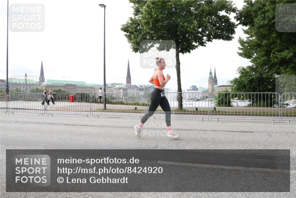 29.06.2025 - hella hamburg halbmarathon Lena Gebhardt http://msf.ph/oto/8424920 29.06.2025 10:28:34 Lombardsbrücke 79, 1518, 1557, 3445, 4700, 4834, 5167, 5249, 5250, 5369, 5604, 5718, 5903, 5939, 6102, 6418, 7667, 7980, 8215, 8327, 8560, 9642, 9653, 9654, 9716, 9855, 10068, 10434, 13045, 13296, 13400, 14017, 14155, 15123, 15256, 16125, 16643, 18256, 18293, 18604, 19180 meine-sportfotos.de