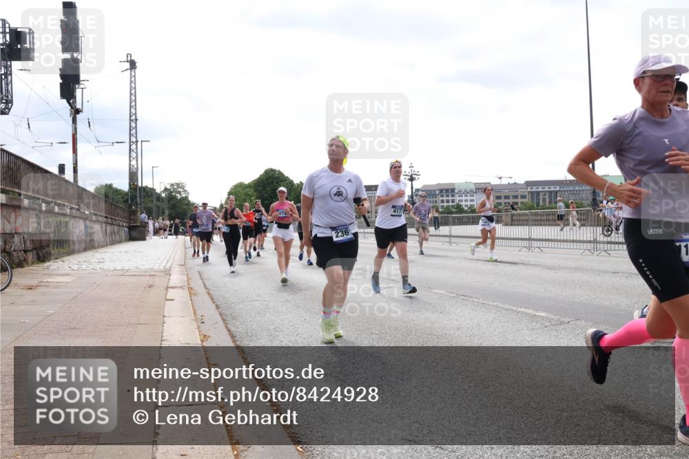 29.06.2025 - hella hamburg halbmarathon Lena Gebhardt http://msf.ph/oto/8424928 29.06.2025 10:43:19 Lombardsbrücke 07, 2361, 4171, 11, 1149, 1155, 1467, 1788, 1816, 1878, 2103, 2158, 2267, 2361, 2450, 2509, 2971, 3074, 3238, 3329, 3378, 3390, 3518, 3638, 3764, 4056, 4177, 4302, 4367, 4680, 5067, 5214, 5268, 5370, 5610, 5720, 5755, 5967, 6012, 6096, 6226, 6440, 6931, 7043, 7197, 7461, 7872, 7926, 8135, 8184, 8233, 8408, 8435, 8504, 8795, 8991, 9072, 9304, 9378, 9639, 9641, 9644, 9831, 9976, 10008, 10083, 10180, 10200, 10202, 13049 meine-sportfotos.de