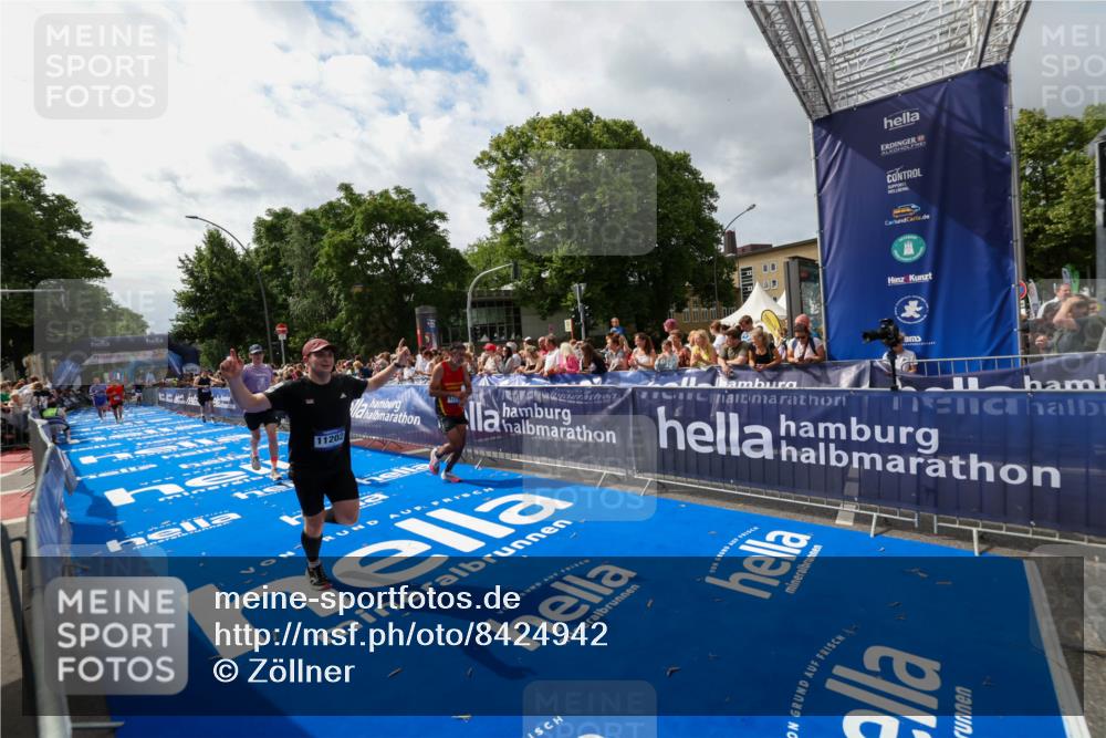 29.06.2025 - hella hamburg halbmarathon Zöllner http://msf.ph/oto/8424942 29.06.2025 10:34:14 Ziel 7884, 7901, 9376, 11202, 13066, 17751, 18906 meine-sportfotos.de