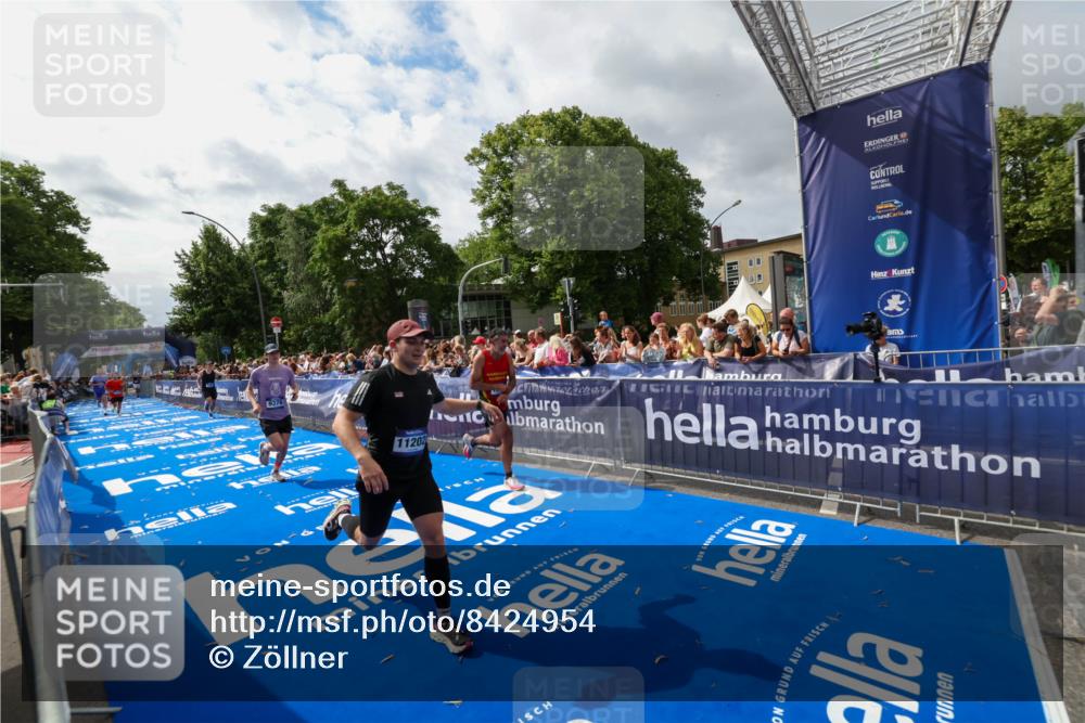 29.06.2025 - hella hamburg halbmarathon Zöllner http://msf.ph/oto/8424954 29.06.2025 10:34:14 Ziel 7884, 7901, 9376, 11202, 13066, 17751, 18906 meine-sportfotos.de