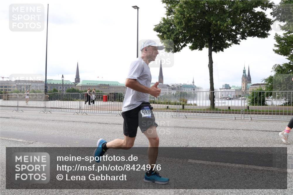 29.06.2025 - hella hamburg halbmarathon Lena Gebhardt http://msf.ph/oto/8424976 29.06.2025 10:28:35 Lombardsbrücke 5939, 1518, 1557, 3445, 3717, 4700, 4834, 5167, 5249, 5250, 5369, 5604, 5718, 5903, 5939, 6102, 6418, 7667, 7980, 8327, 8560, 9642, 9653, 9654, 9716, 9855, 10068, 10434, 13045, 13296, 13400, 14017, 15123, 15256, 15452, 16125, 16643, 18256, 18293, 18604, 19180 meine-sportfotos.de