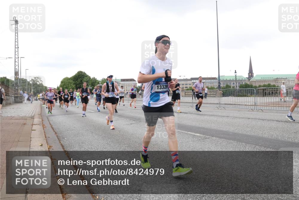 29.06.2025 - hella hamburg halbmarathon Lena Gebhardt http://msf.ph/oto/8424979 29.06.2025 10:53:29 Lombardsbrücke 4761, 13326, 1340, 1709, 1900, 1906, 1984, 2065, 2291, 2409, 2429, 3226, 4195, 4595, 4626, 4801, 5428, 5562, 5815, 5856, 5857, 6041, 6044, 6273, 6306, 6521, 6913, 6996, 7039, 7068, 7483, 7537, 7611, 7681, 7876, 7890, 8189, 8212, 8414, 8515, 8906, 9077, 9456, 9531, 9685, 9764, 9771, 9785, 10043, 10175, 10490, 10661, 11520, 11524, 12193, 12219, 12700, 13489, 13916, 13917, 14038, 16137 meine-sportfotos.de