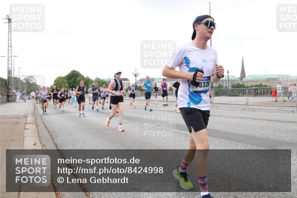 29.06.2025 - hella hamburg halbmarathon Lena Gebhardt http://msf.ph/oto/8424998 29.06.2025 10:53:29 Lombardsbrücke 8515, 3326, 1340, 1709, 1900, 1906, 1984, 2065, 2291, 2409, 2429, 3226, 4195, 4595, 4626, 4801, 5428, 5562, 5815, 5856, 5857, 6041, 6044, 6273, 6306, 6521, 6913, 6996, 7039, 7068, 7483, 7537, 7611, 7681, 7876, 7890, 8189, 8212, 8414, 8515, 8906, 9077, 9456, 9531, 9685, 9764, 9771, 9785, 10043, 10175, 10490, 10661, 11520, 11524, 12193, 12219, 12700, 13489, 13916, 13917, 14038, 16137 meine-sportfotos.de