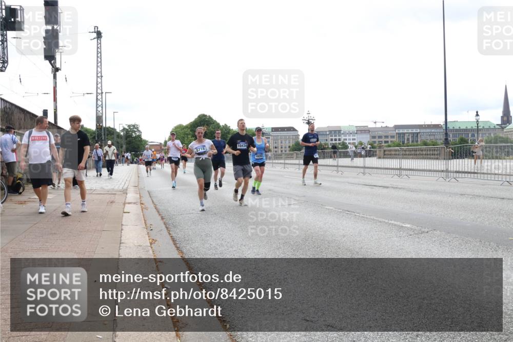 29.06.2025 - hella hamburg halbmarathon Lena Gebhardt http://msf.ph/oto/8425015 29.06.2025 10:28:39 Lombardsbrücke 5718, 10434, 18293, 1518, 1557, 1869, 3445, 3717, 4700, 4834, 5167, 5249, 5250, 5604, 5718, 5903, 5939, 6102, 6418, 7667, 7980, 8327, 8560, 9642, 9653, 9654, 9716, 9855, 10068, 10434, 13045, 13296, 13400, 14017, 14205, 15143, 15256, 15452, 15453, 16125, 16643, 18256, 18293, 18604, 19180 meine-sportfotos.de