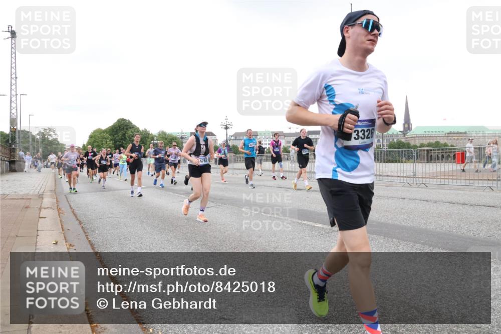 29.06.2025 - hella hamburg halbmarathon Lena Gebhardt http://msf.ph/oto/8425018 29.06.2025 10:53:29 Lombardsbrücke 476, 13011, 3326, 1340, 1709, 1900, 1906, 1984, 2065, 2291, 2409, 2429, 3226, 4195, 4595, 4626, 4801, 5428, 5562, 5815, 5856, 5857, 6041, 6044, 6273, 6306, 6521, 6913, 6996, 7039, 7068, 7483, 7537, 7611, 7681, 7876, 7890, 8189, 8212, 8414, 8515, 8906, 9077, 9456, 9531, 9685, 9764, 9771, 9785, 10043, 10175, 10490, 10661, 11520, 11524, 12193, 12219, 12700, 13489, 13916, 13917, 14038, 16137 meine-sportfotos.de