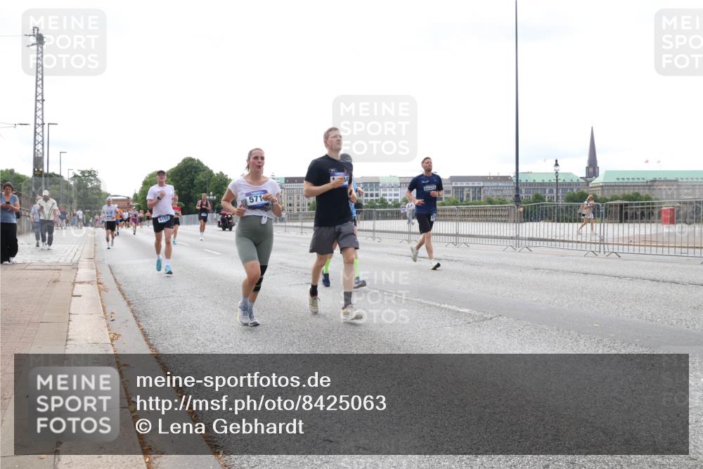 29.06.2025 - hella hamburg halbmarathon Lena Gebhardt http://msf.ph/oto/8425063 29.06.2025 10:28:40 Lombardsbrücke 6102, 5716, 1518, 1557, 1869, 3445, 3717, 4700, 4834, 5167, 5249, 5250, 5604, 5718, 5903, 5939, 6102, 6418, 7667, 7980, 8327, 8560, 9642, 9653, 9654, 9716, 9855, 10068, 10434, 13045, 13296, 13400, 14017, 14205, 15143, 15256, 15452, 15453, 16125, 16643, 18256, 18293, 18604, 19180 meine-sportfotos.de