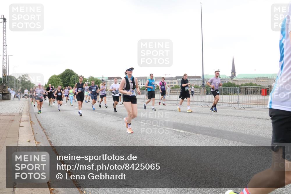 29.06.2025 - hella hamburg halbmarathon Lena Gebhardt http://msf.ph/oto/8425065 29.06.2025 10:53:29 Lombardsbrücke 1340, 1709, 1900, 1906, 1984, 2065, 2291, 2409, 2429, 3226, 4195, 4595, 4626, 4801, 5428, 5562, 5815, 5856, 5857, 6041, 6044, 6273, 6306, 6521, 6913, 6996, 7039, 7068, 7483, 7537, 7611, 7681, 7876, 7890, 8189, 8212, 8414, 8515, 8906, 9077, 9456, 9531, 9685, 9764, 9771, 9785, 10043, 10175, 10490, 10661, 11520, 11524, 12193, 12219, 12700, 13489, 13916, 13917, 14038, 16137 meine-sportfotos.de