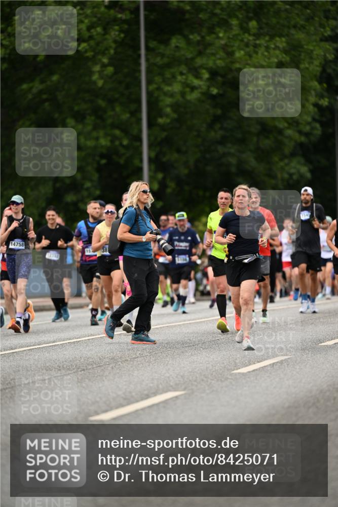 29.06.2025 - hella hamburg halbmarathon Dr. Thomas Lammeyer http://msf.ph/oto/8425071 29.06.2025 10:49:52 Kennedybrücke 1774, 2550, 2779, 2846, 2954, 3570, 3879, 3993, 4275, 4337, 4820, 5099, 5108, 5190, 5339, 5703, 5949, 6763, 7699, 7859, 7912, 8272, 8594, 9536, 10562, 10668, 10727, 11332 meine-sportfotos.de