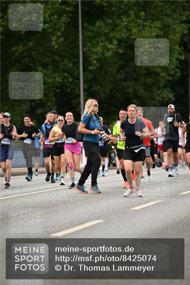 29.06.2025 - hella hamburg halbmarathon Dr. Thomas Lammeyer http://msf.ph/oto/8425074 29.06.2025 10:49:52 Kennedybrücke 1774, 2550, 2779, 2846, 2954, 3570, 3879, 3993, 4275, 4337, 4820, 5099, 5108, 5190, 5339, 5703, 5949, 6763, 7699, 7859, 7912, 8272, 8594, 9536, 10562, 10668, 10727, 11332 meine-sportfotos.de