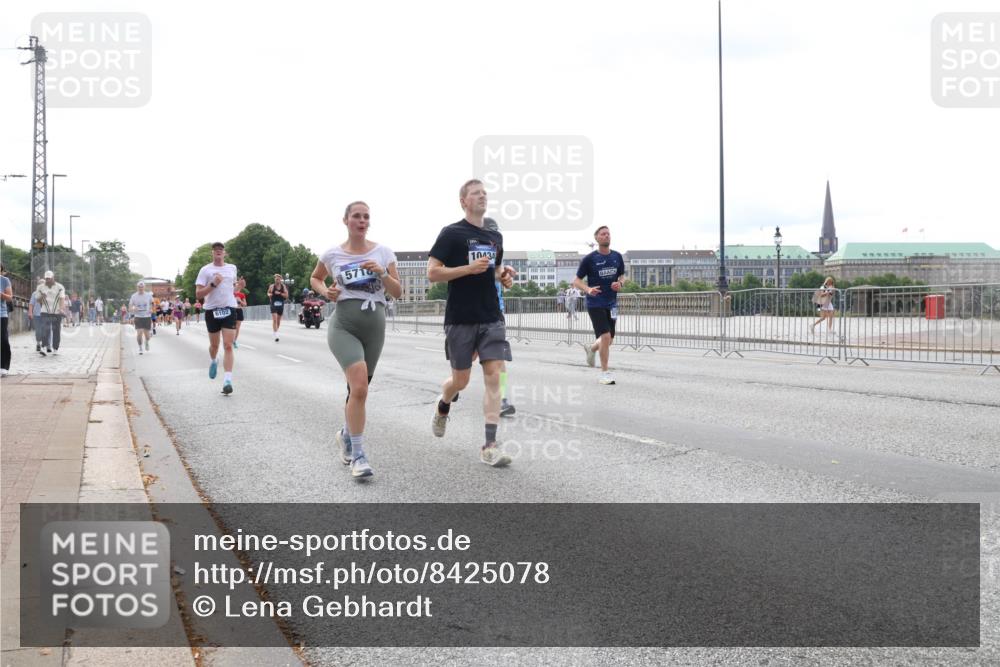 29.06.2025 - hella hamburg halbmarathon Lena Gebhardt http://msf.ph/oto/8425078 29.06.2025 10:28:40 Lombardsbrücke 6102, 5718, 201, 10434, 1518, 1557, 1869, 3445, 3717, 4700, 4834, 5167, 5249, 5250, 5604, 5718, 5903, 5939, 6102, 6418, 7667, 7980, 8327, 8560, 9642, 9653, 9654, 9716, 9855, 10068, 10434, 13045, 13296, 13400, 14017, 14205, 15143, 15256, 15452, 15453, 16125, 16643, 18256, 18293, 18604, 19180 meine-sportfotos.de