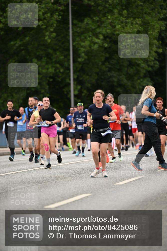 29.06.2025 - hella hamburg halbmarathon Dr. Thomas Lammeyer http://msf.ph/oto/8425086 29.06.2025 10:49:53 Kennedybrücke 1085, 1774, 2550, 2779, 2846, 2954, 3357, 3377, 3570, 3879, 3993, 4275, 4337, 4820, 5099, 5108, 5190, 5339, 5703, 5949, 6763, 7699, 7859, 7912, 8272, 8594, 9536, 10562, 10727, 11119, 11332 meine-sportfotos.de