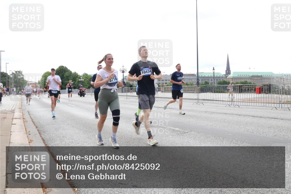 29.06.2025 - hella hamburg halbmarathon Lena Gebhardt http://msf.ph/oto/8425092 29.06.2025 10:28:40 Lombardsbrücke 6102, 5718, 2014, 10434, 1518, 1557, 1869, 3445, 3717, 4700, 4834, 5167, 5249, 5250, 5604, 5718, 5903, 5939, 6102, 6418, 7667, 7980, 8327, 8560, 9642, 9653, 9654, 9716, 9855, 10068, 10434, 13045, 13296, 13400, 14017, 14205, 15143, 15256, 15452, 15453, 16125, 16643, 18256, 18293, 18604, 19180 meine-sportfotos.de