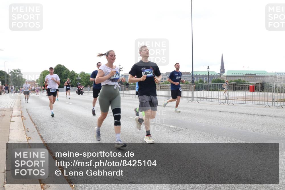 29.06.2025 - hella hamburg halbmarathon Lena Gebhardt http://msf.ph/oto/8425104 29.06.2025 10:28:40 Lombardsbrücke 6102, 718, 2014, 10434, 1518, 1557, 1869, 3445, 3717, 4700, 4834, 5167, 5249, 5250, 5604, 5718, 5903, 5939, 6102, 6418, 7667, 7980, 8327, 8560, 9642, 9653, 9654, 9716, 9855, 10068, 10434, 13045, 13296, 13400, 14017, 14205, 15143, 15256, 15452, 15453, 16125, 16643, 18256, 18293, 18604, 19180 meine-sportfotos.de