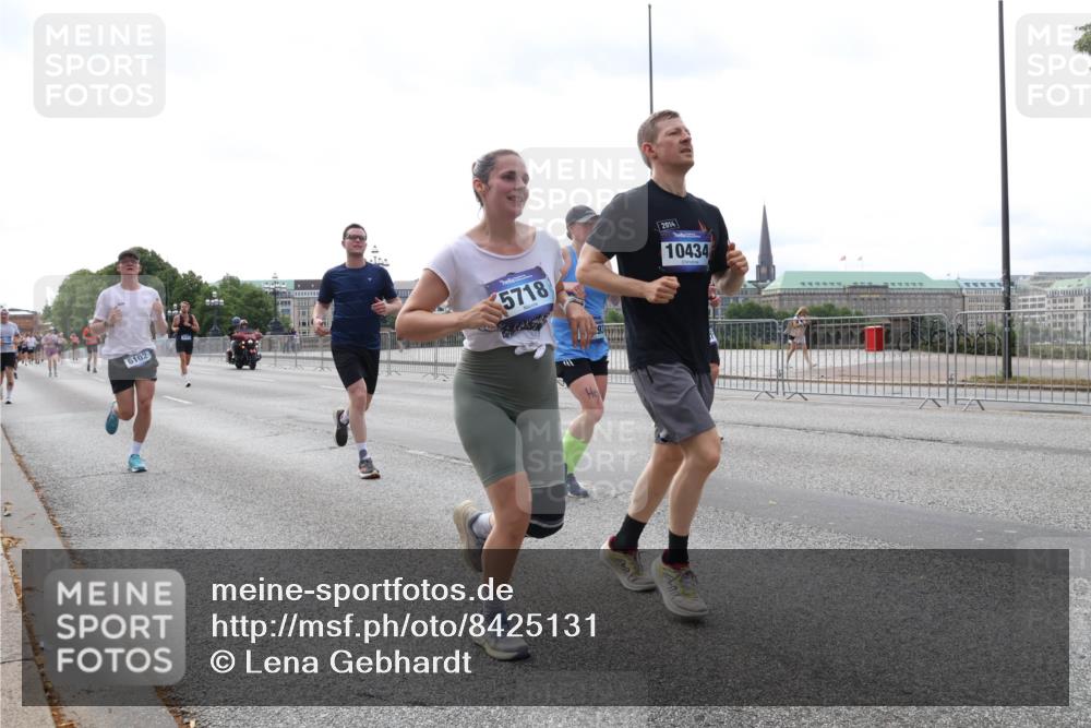 29.06.2025 - hella hamburg halbmarathon Lena Gebhardt http://msf.ph/oto/8425131 29.06.2025 10:28:41 Lombardsbrücke 6102, 5718, 2014, 10434, 1518, 1557, 1869, 3445, 3717, 4362, 4700, 4834, 5167, 5249, 5250, 5604, 5718, 5903, 5939, 6102, 6418, 7667, 7980, 8327, 8560, 9642, 9653, 9654, 9716, 9855, 10068, 10434, 13045, 13296, 13400, 14017, 14205, 15143, 15256, 15452, 15453, 16125, 16643, 18293, 18604, 19180 meine-sportfotos.de