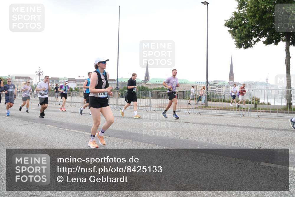 29.06.2025 - hella hamburg halbmarathon Lena Gebhardt http://msf.ph/oto/8425133 29.06.2025 10:53:30 Lombardsbrücke 18144, 1476, 1340, 1709, 1900, 1906, 1984, 2065, 2291, 2409, 2429, 3226, 4195, 4595, 4626, 4801, 5428, 5562, 5815, 5856, 5857, 6039, 6041, 6044, 6273, 6306, 6521, 6913, 6996, 7039, 7068, 7483, 7537, 7611, 7681, 7876, 7890, 8189, 8212, 8414, 8515, 8906, 9077, 9456, 9531, 9685, 9764, 9771, 9785, 10043, 10175, 10490, 10661, 11520, 11524, 12193, 12219, 12700, 13489, 13916, 13917, 14038, 16137 meine-sportfotos.de