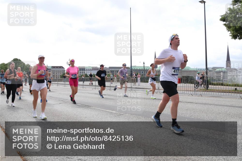 29.06.2025 - hella hamburg halbmarathon Lena Gebhardt http://msf.ph/oto/8425136 29.06.2025 10:43:21 Lombardsbrücke 5610, 16053, 417, 1023, 1149, 1155, 1400, 1467, 1788, 1816, 1878, 2103, 2158, 2267, 2361, 2450, 2971, 3074, 3238, 3329, 3390, 3518, 3638, 3764, 4056, 4177, 4302, 4367, 4680, 4866, 5067, 5214, 5268, 5370, 5610, 5720, 5755, 5967, 6012, 6096, 6226, 6440, 6931, 7043, 7197, 7461, 7872, 7926, 8135, 8184, 8233, 8408, 8435, 8504, 8795, 8991, 9072, 9304, 9378, 9639, 9641, 9644, 9831, 9976, 10083, 10180, 10200, 10202, 13049 meine-sportfotos.de