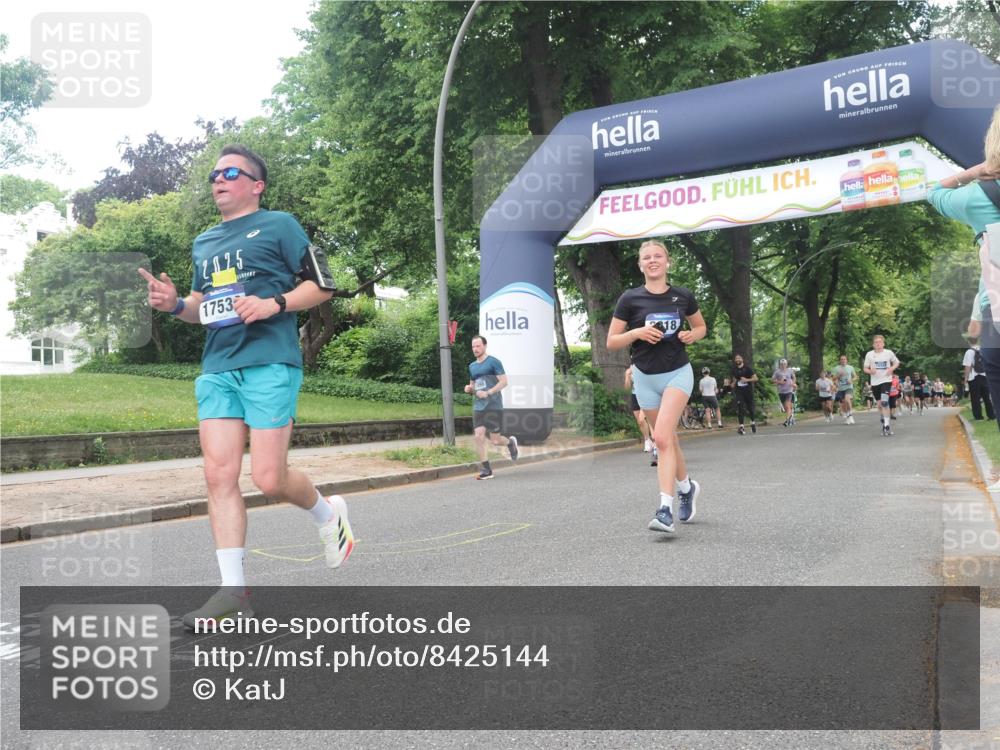 29.06.2025 - hella hamburg halbmarathon KatJ http://msf.ph/oto/8425144 29.06.2025 10:39:12 Zwischen KM18-KM19 2397, 2636, 2818, 4967, 6286 meine-sportfotos.de