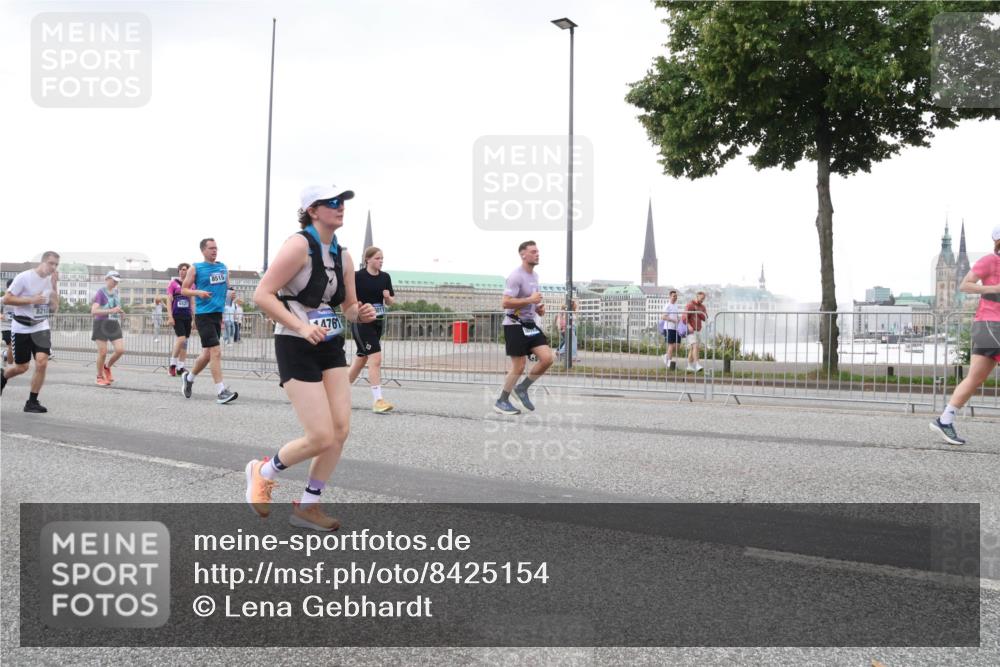 29.06.2025 - hella hamburg halbmarathon Lena Gebhardt http://msf.ph/oto/8425154 29.06.2025 10:53:30 Lombardsbrücke 8212, 6521, 8515, 4761, 1340, 1709, 1900, 1906, 1984, 2065, 2291, 2409, 2429, 3226, 4195, 4595, 4626, 4801, 5428, 5562, 5815, 5856, 5857, 6039, 6041, 6044, 6273, 6306, 6521, 6913, 6996, 7039, 7068, 7483, 7537, 7611, 7681, 7876, 7890, 8189, 8212, 8414, 8515, 8906, 9077, 9456, 9531, 9685, 9764, 9771, 9785, 10043, 10175, 10490, 10661, 11520, 11524, 12193, 12219, 12700, 13489, 13916, 13917, 14038, 16137 meine-sportfotos.de
