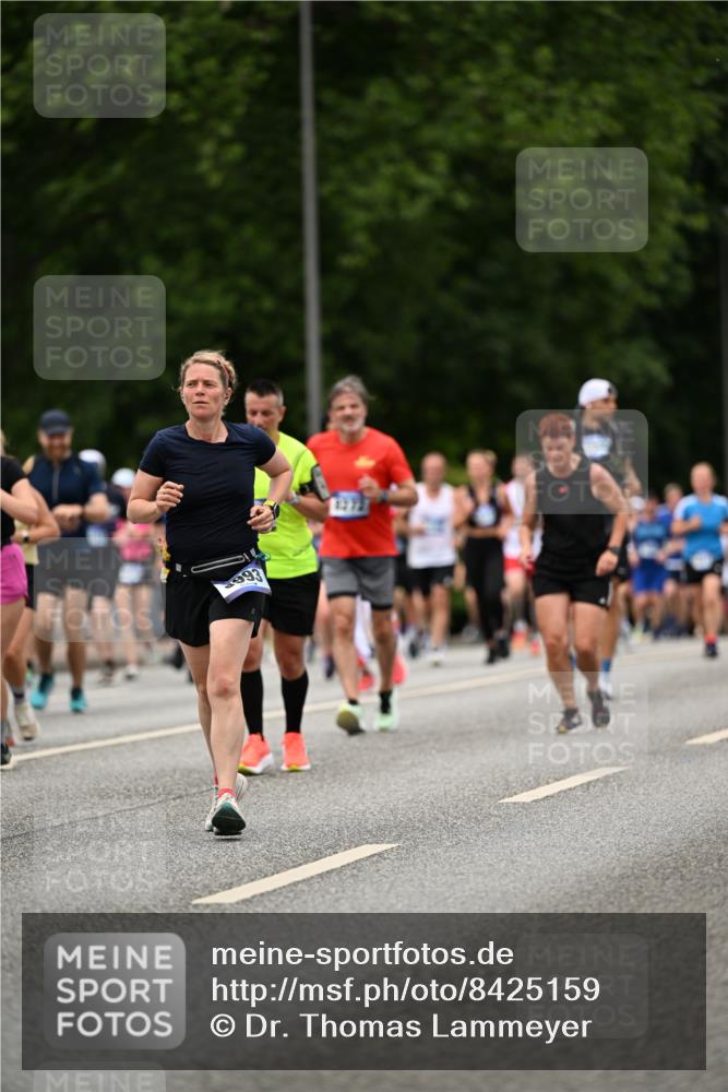 29.06.2025 - hella hamburg halbmarathon Dr. Thomas Lammeyer http://msf.ph/oto/8425159 29.06.2025 10:49:55 Kennedybrücke 1085, 1774, 2550, 2657, 2664, 2779, 2846, 2954, 3357, 3377, 3570, 3879, 3993, 4119, 4275, 4820, 5099, 5108, 5190, 5339, 5703, 5949, 6763, 7699, 7859, 7912, 8272, 8594, 9536, 10562, 10727, 11119, 11332 meine-sportfotos.de
