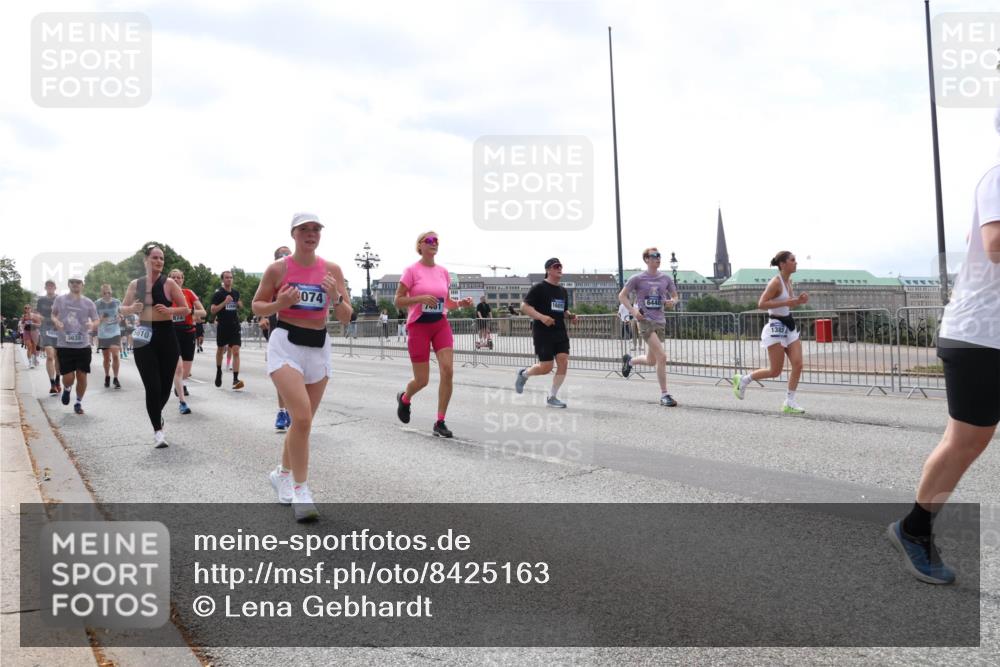 29.06.2025 - hella hamburg halbmarathon Lena Gebhardt http://msf.ph/oto/8425163 29.06.2025 10:43:21 Lombardsbrücke 976, 3638, 5610, 074, 6440, 1385, 1023, 1149, 1155, 1400, 1467, 1788, 1816, 1878, 2103, 2158, 2267, 2361, 2450, 2971, 3074, 3238, 3329, 3390, 3518, 3638, 3764, 4056, 4177, 4302, 4367, 4680, 4866, 5067, 5214, 5268, 5370, 5610, 5720, 5755, 5967, 6012, 6096, 6226, 6440, 6931, 7043, 7197, 7461, 7872, 7926, 8135, 8184, 8233, 8408, 8435, 8504, 8795, 8991, 9072, 9304, 9378, 9639, 9641, 9644, 9831, 9976, 10083, 10180, 10200, 10202, 13049 meine-sportfotos.de