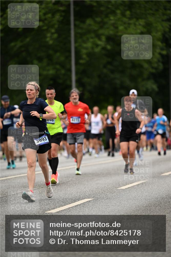 29.06.2025 - hella hamburg halbmarathon Dr. Thomas Lammeyer http://msf.ph/oto/8425178 29.06.2025 10:49:55 Kennedybrücke 1085, 1774, 2550, 2657, 2664, 2779, 2846, 2954, 3357, 3377, 3570, 3879, 3993, 4119, 4275, 4820, 5099, 5108, 5190, 5339, 5703, 5949, 6763, 7699, 7859, 7912, 8272, 8594, 9536, 10562, 10727, 11119, 11332 meine-sportfotos.de