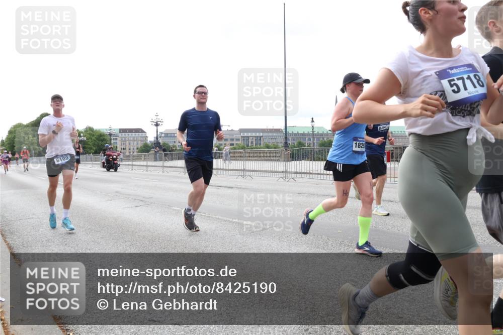29.06.2025 - hella hamburg halbmarathon Lena Gebhardt http://msf.ph/oto/8425190 29.06.2025 10:28:41 Lombardsbrücke 6102, 1829, 5718, 1518, 1557, 1869, 3445, 3717, 4362, 4700, 4834, 5167, 5249, 5250, 5604, 5718, 5903, 5939, 6102, 6418, 7667, 7980, 8327, 8560, 9642, 9653, 9654, 9716, 9855, 10068, 10434, 13045, 13296, 13400, 14017, 14205, 15143, 15256, 15452, 15453, 16125, 16643, 18293, 18604, 19180 meine-sportfotos.de