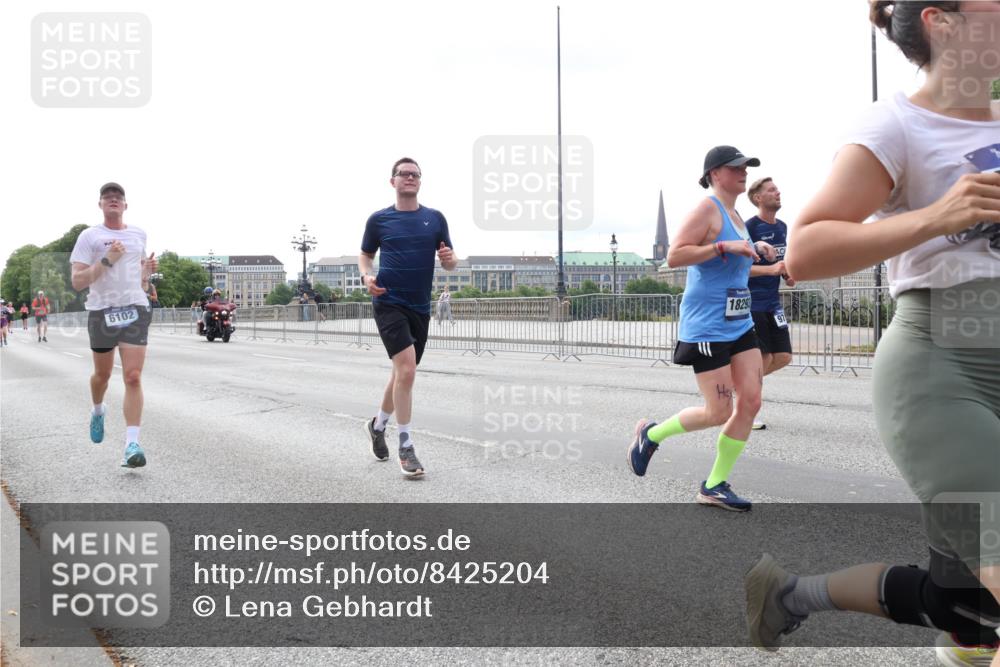 29.06.2025 - hella hamburg halbmarathon Lena Gebhardt http://msf.ph/oto/8425204 29.06.2025 10:28:42 Lombardsbrücke 6102, 1829, 1518, 1557, 1869, 3445, 3717, 4362, 4700, 4834, 5167, 5249, 5250, 5604, 5718, 5903, 5939, 6102, 6418, 7667, 7980, 8327, 8560, 9642, 9653, 9654, 9716, 9855, 10068, 10434, 13045, 13296, 13400, 14205, 15143, 15256, 15452, 15453, 16125, 16643, 18293, 18604, 19180 meine-sportfotos.de