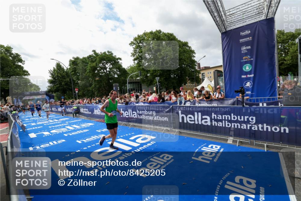29.06.2025 - hella hamburg halbmarathon Zöllner http://msf.ph/oto/8425205 29.06.2025 10:34:24 Ziel 1002, 1080, 3005, 5550, 9686, 14784, 16417 meine-sportfotos.de