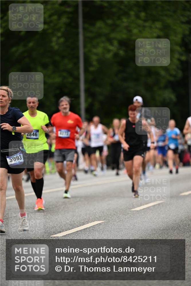 29.06.2025 - hella hamburg halbmarathon Dr. Thomas Lammeyer http://msf.ph/oto/8425211 29.06.2025 10:49:56 Kennedybrücke 1085, 1774, 2550, 2657, 2664, 2779, 2846, 2954, 3357, 3377, 3879, 3993, 4119, 4820, 5099, 5108, 5190, 5339, 5703, 5949, 6763, 7699, 7859, 7912, 8272, 8594, 9536, 10562, 10727, 11119, 11332 meine-sportfotos.de