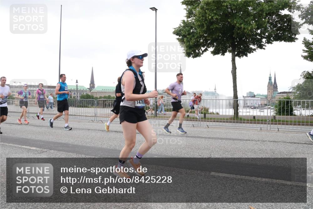 29.06.2025 - hella hamburg halbmarathon Lena Gebhardt http://msf.ph/oto/8425228 29.06.2025 10:53:31 Lombardsbrücke 1476, 1340, 1709, 1900, 1906, 1984, 2065, 2291, 2409, 2429, 3055, 3226, 4195, 4595, 4626, 4801, 5428, 5562, 5815, 5856, 5857, 6039, 6041, 6044, 6273, 6306, 6521, 6913, 6996, 7039, 7068, 7483, 7537, 7611, 7681, 7876, 7890, 8189, 8212, 8414, 8515, 8906, 9077, 9456, 9531, 9685, 9764, 9771, 9785, 10043, 10175, 10490, 10661, 12193, 12219, 12700, 13489, 13916, 13917, 14038, 16137 meine-sportfotos.de