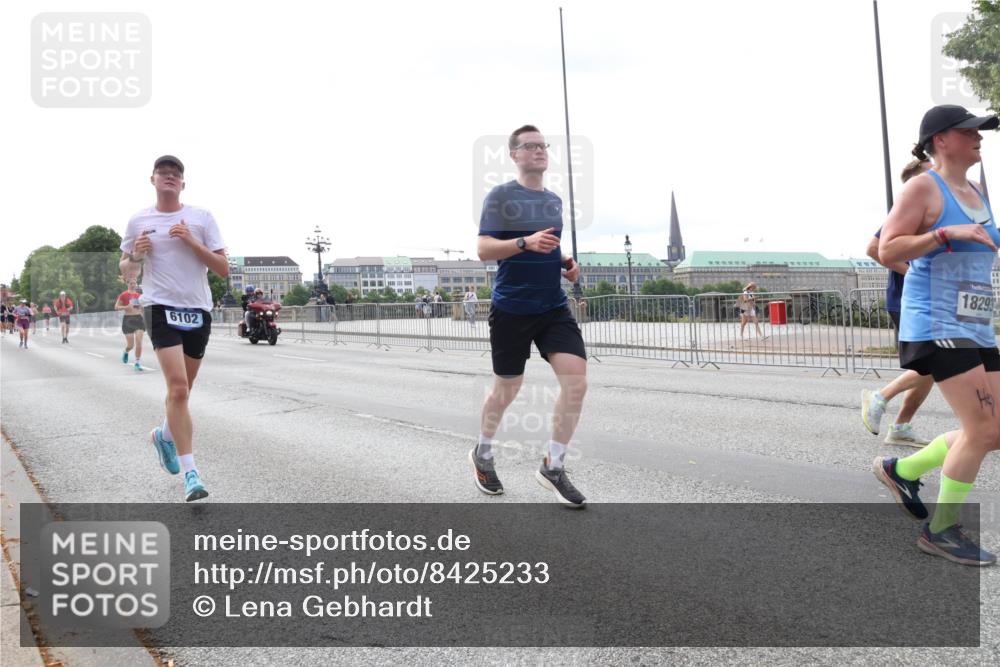 29.06.2025 - hella hamburg halbmarathon Lena Gebhardt http://msf.ph/oto/8425233 29.06.2025 10:28:42 Lombardsbrücke 6102, 18293, 1518, 1557, 1869, 3445, 3717, 4362, 4700, 4834, 5167, 5249, 5250, 5604, 5718, 5903, 5939, 6102, 6418, 7667, 7980, 8327, 8560, 9642, 9653, 9654, 9716, 9855, 10068, 10434, 13045, 13296, 13400, 14205, 15143, 15256, 15452, 15453, 16125, 16643, 18293, 18604, 19180 meine-sportfotos.de