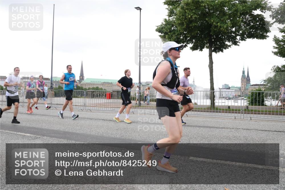 29.06.2025 - hella hamburg halbmarathon Lena Gebhardt http://msf.ph/oto/8425249 29.06.2025 10:53:31 Lombardsbrücke 8515, 7, 1340, 1709, 1900, 1906, 1984, 2065, 2291, 2409, 2429, 3055, 3226, 4195, 4595, 4626, 4801, 5428, 5562, 5815, 5856, 5857, 6039, 6041, 6044, 6273, 6306, 6521, 6913, 6996, 7039, 7068, 7483, 7537, 7611, 7681, 7876, 7890, 8189, 8212, 8414, 8515, 8906, 9077, 9456, 9531, 9685, 9764, 9771, 9785, 10043, 10175, 10490, 10661, 12193, 12219, 12700, 13489, 13916, 13917, 14038, 16137 meine-sportfotos.de