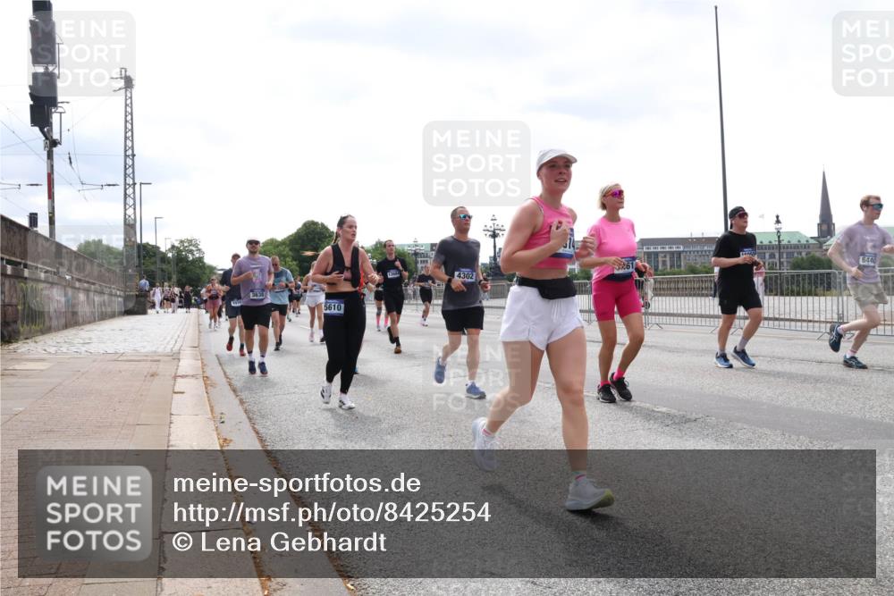 29.06.2025 - hella hamburg halbmarathon Lena Gebhardt http://msf.ph/oto/8425254 29.06.2025 10:43:21 Lombardsbrücke 3638, 5610, 6440, 61, 4302, 1023, 1149, 1155, 1400, 1467, 1788, 1816, 1878, 2103, 2158, 2267, 2361, 2450, 2971, 3074, 3238, 3329, 3390, 3518, 3638, 3764, 4056, 4177, 4302, 4367, 4680, 4866, 5067, 5214, 5268, 5370, 5610, 5720, 5755, 5967, 6012, 6096, 6226, 6440, 6931, 7043, 7197, 7461, 7872, 7926, 8135, 8184, 8233, 8408, 8435, 8504, 8795, 8991, 9072, 9304, 9378, 9639, 9641, 9644, 9831, 9976, 10083, 10180, 10200, 10202, 13049 meine-sportfotos.de