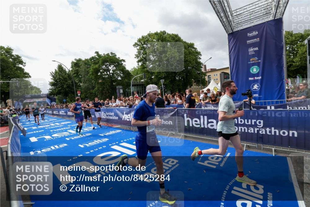 29.06.2025 - hella hamburg halbmarathon Zöllner http://msf.ph/oto/8425284 29.06.2025 10:34:28 Ziel 1002, 5550, 6305, 9686, 13618, 16417, 18099 meine-sportfotos.de
