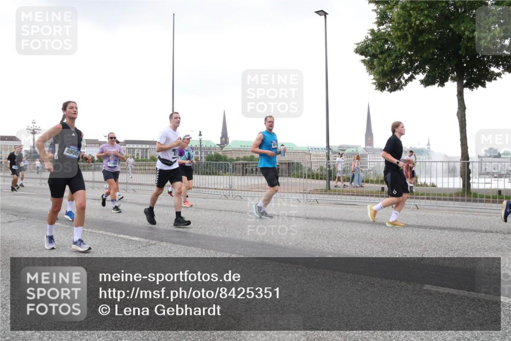 29.06.2025 - hella hamburg halbmarathon Lena Gebhardt http://msf.ph/oto/8425351 29.06.2025 10:53:32 Lombardsbrücke 8906, 11489, 1340, 1709, 1753, 1900, 1906, 1984, 2065, 2409, 2429, 3055, 3226, 4195, 4595, 4626, 4801, 5428, 5562, 5815, 5856, 5857, 6039, 6041, 6044, 6273, 6306, 6913, 6996, 7039, 7068, 7483, 7537, 7611, 7876, 7890, 8189, 8212, 8414, 8515, 8906, 9077, 9456, 9531, 9685, 9764, 9771, 9785, 10043, 10175, 10490, 10661, 12193, 12219, 12700, 13489, 13916, 13917, 14038, 16137 meine-sportfotos.de